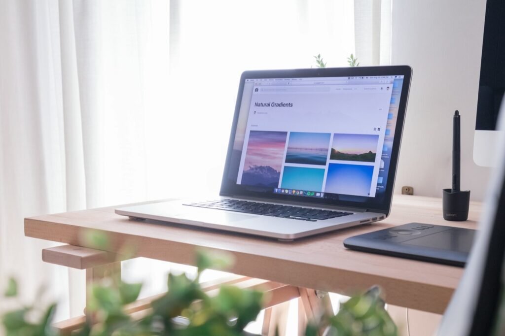 Bureau avec un ordinateur portable affichant un site